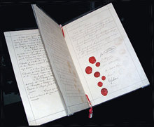 1864年の最初のジュネーブ条約による最初の文書は、負傷した兵士への手当てに関して規定するものでした。